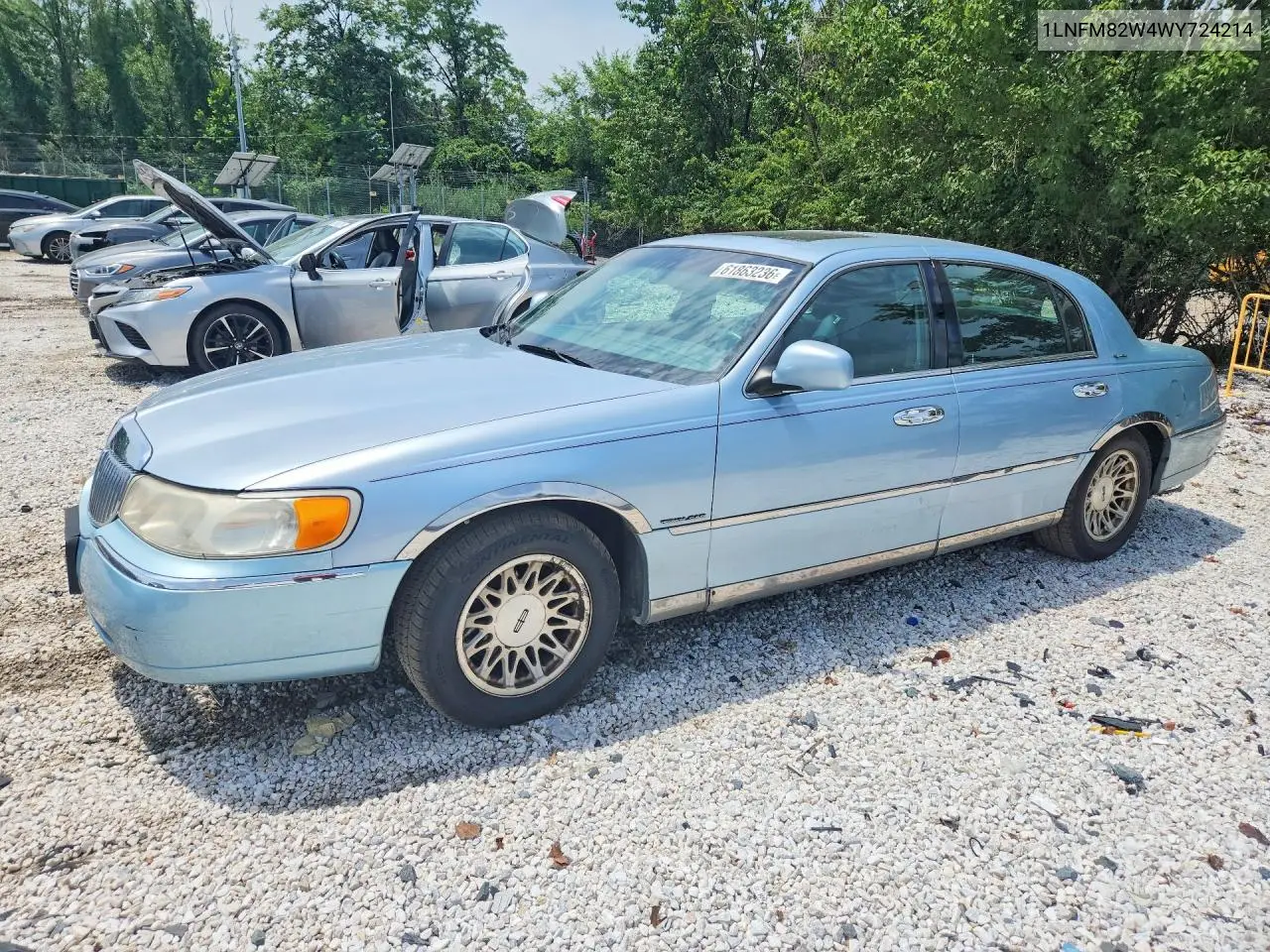 1998 Lincoln Town Car Signature VIN: 1LNFM82W4WY724214 Lot: 61863236