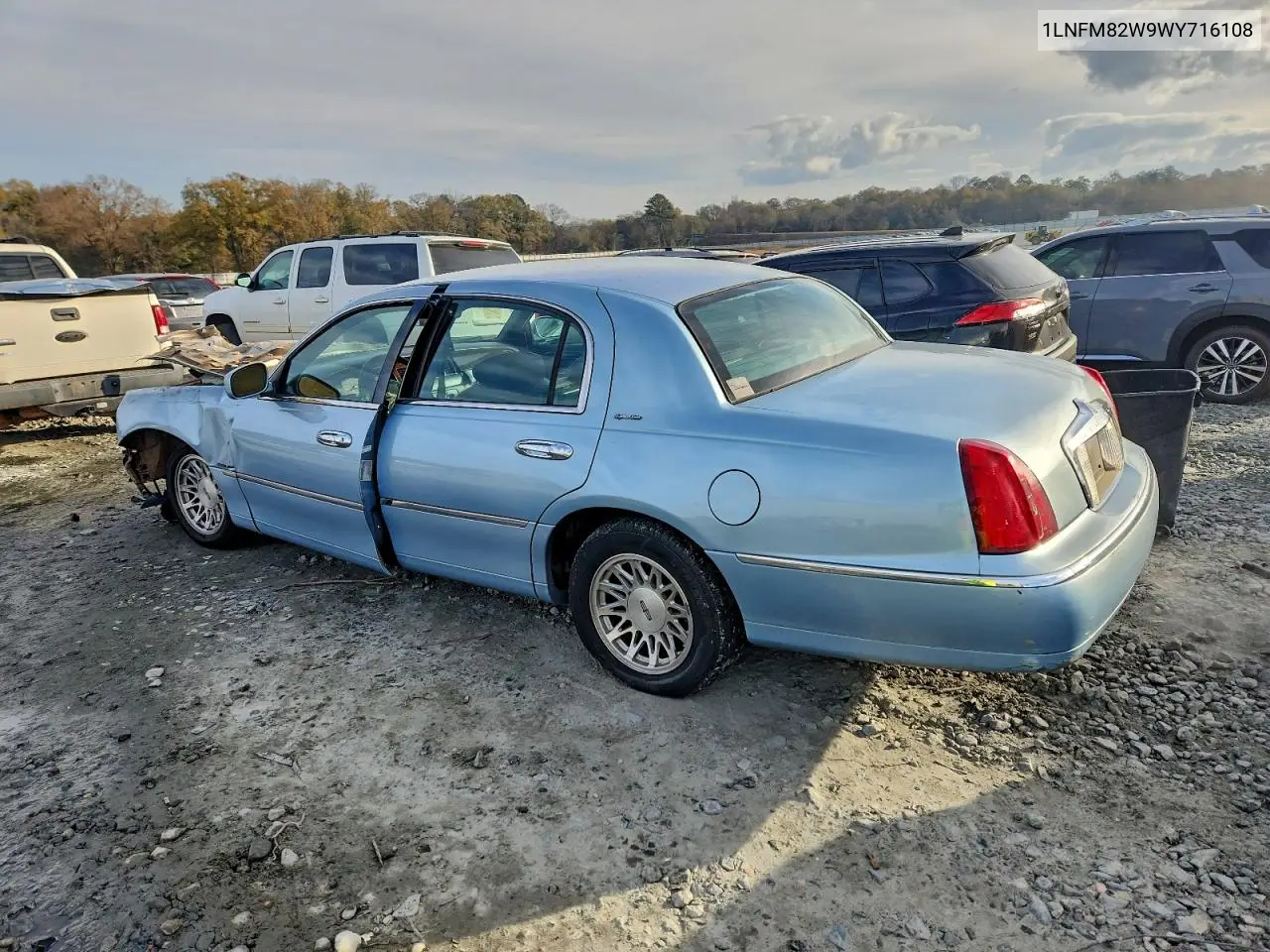 1LNFM82W9WY716108 1998 Lincoln Town Car Signature