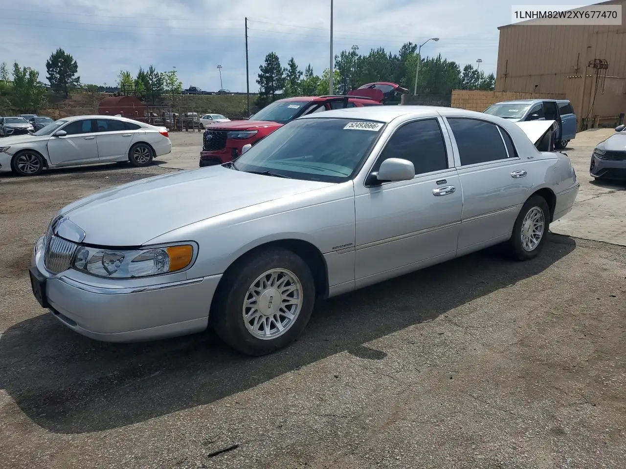 1999 Lincoln Town Car Signature VIN: 1LNHM82W2XY677470 Lot: 52493666