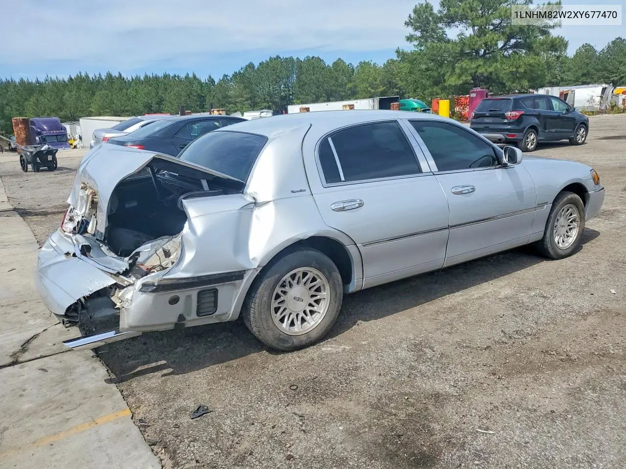 1999 Lincoln Town Car Signature VIN: 1LNHM82W2XY677470 Lot: 52493666