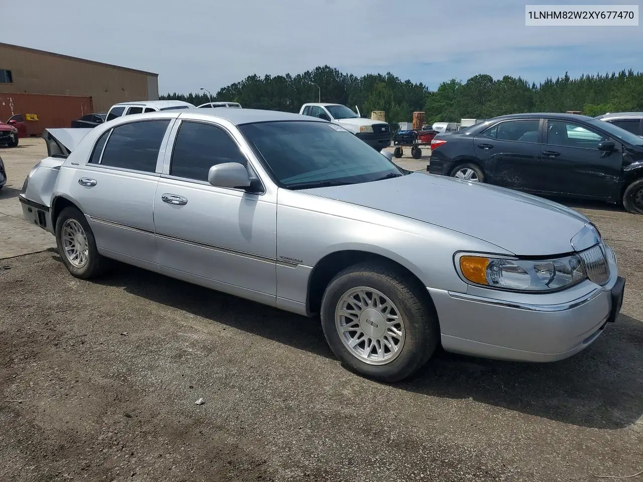 1999 Lincoln Town Car Signature VIN: 1LNHM82W2XY677470 Lot: 52493666