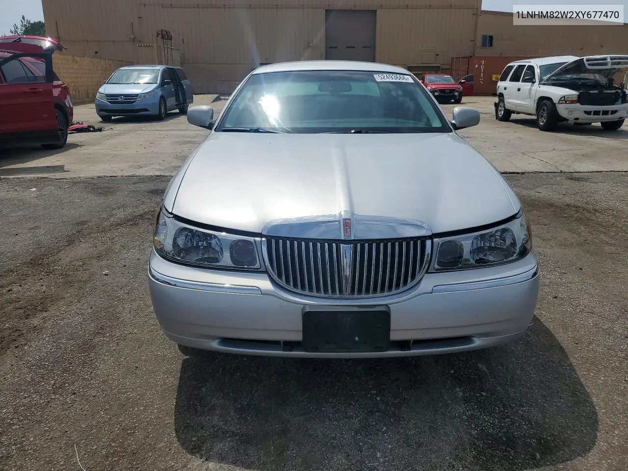 1999 Lincoln Town Car Signature VIN: 1LNHM82W2XY677470 Lot: 52493666