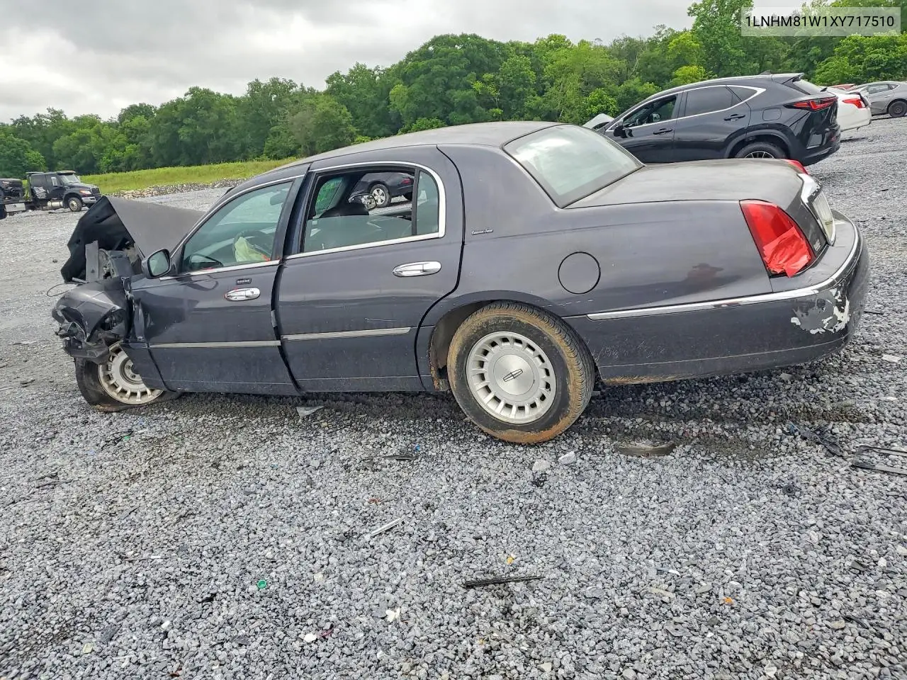 1999 Lincoln Town Car Executive VIN: 1LNHM81W1XY717510 Lot: 54891666