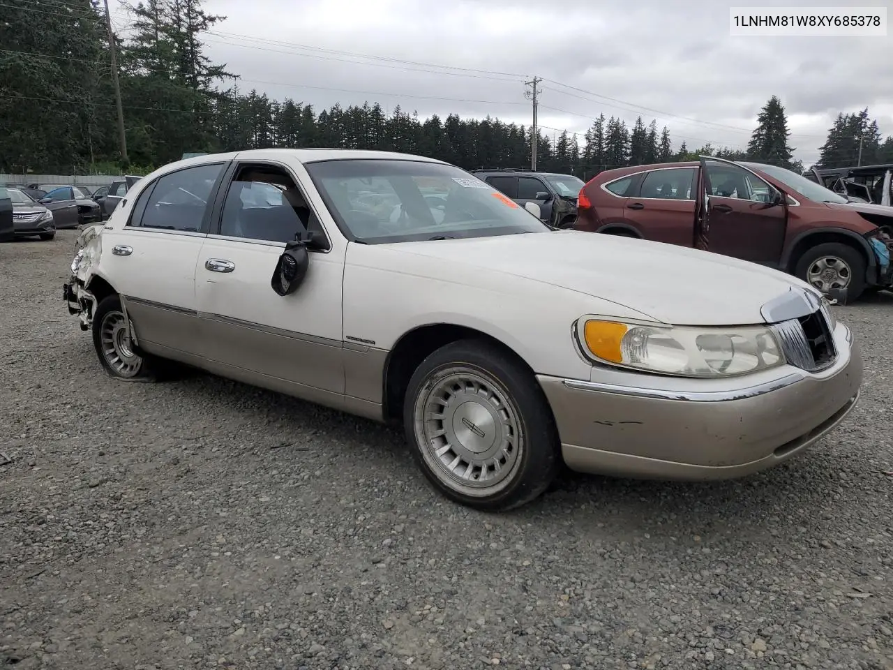 1999 Lincoln Town Car Executive VIN: 1LNHM81W8XY685378 Lot: 59175126