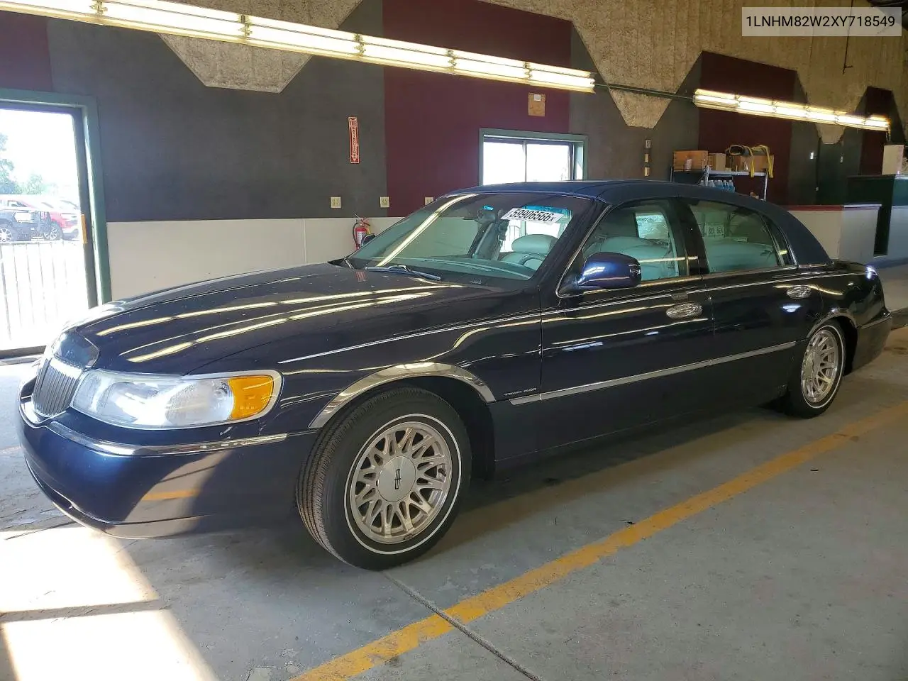 1999 Lincoln Town Car Signature VIN: 1LNHM82W2XY718549 Lot: 59906566