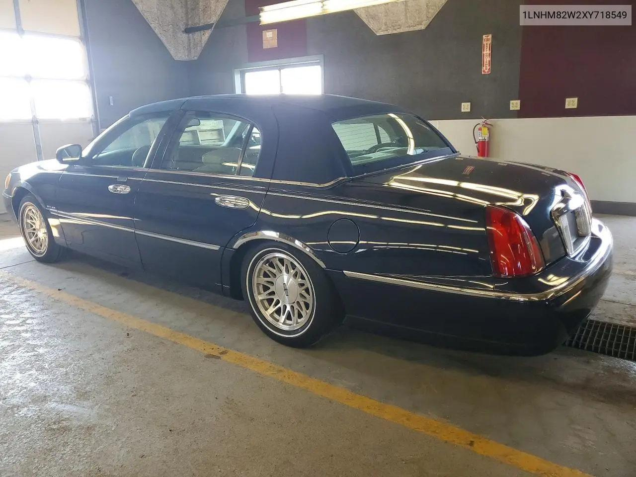1999 Lincoln Town Car Signature VIN: 1LNHM82W2XY718549 Lot: 59906566