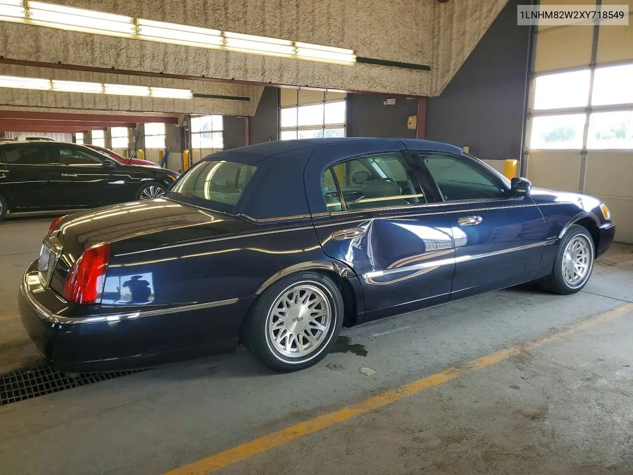 1999 Lincoln Town Car Signature VIN: 1LNHM82W2XY718549 Lot: 59906566