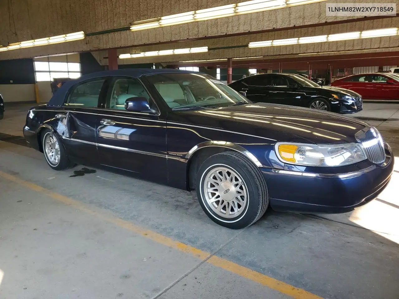 1999 Lincoln Town Car Signature VIN: 1LNHM82W2XY718549 Lot: 59906566