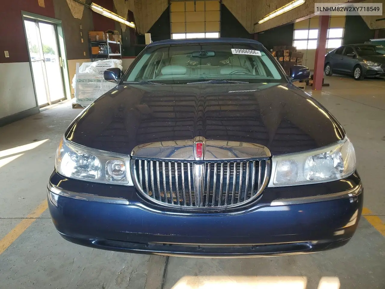 1999 Lincoln Town Car Signature VIN: 1LNHM82W2XY718549 Lot: 59906566