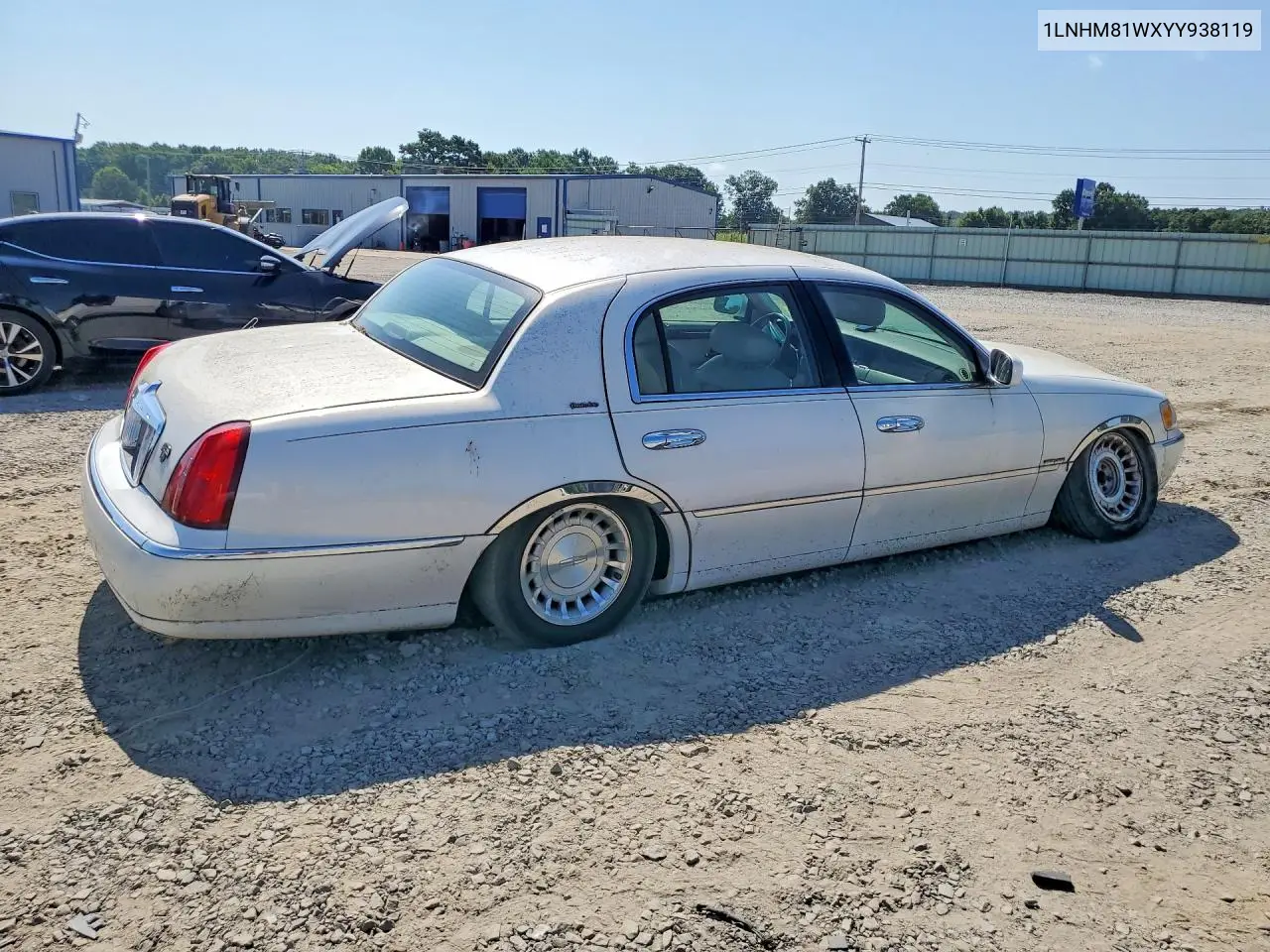 2000 Lincoln Town Car Executive VIN: 1LNHM81WXYY938119 Lot: 59617396