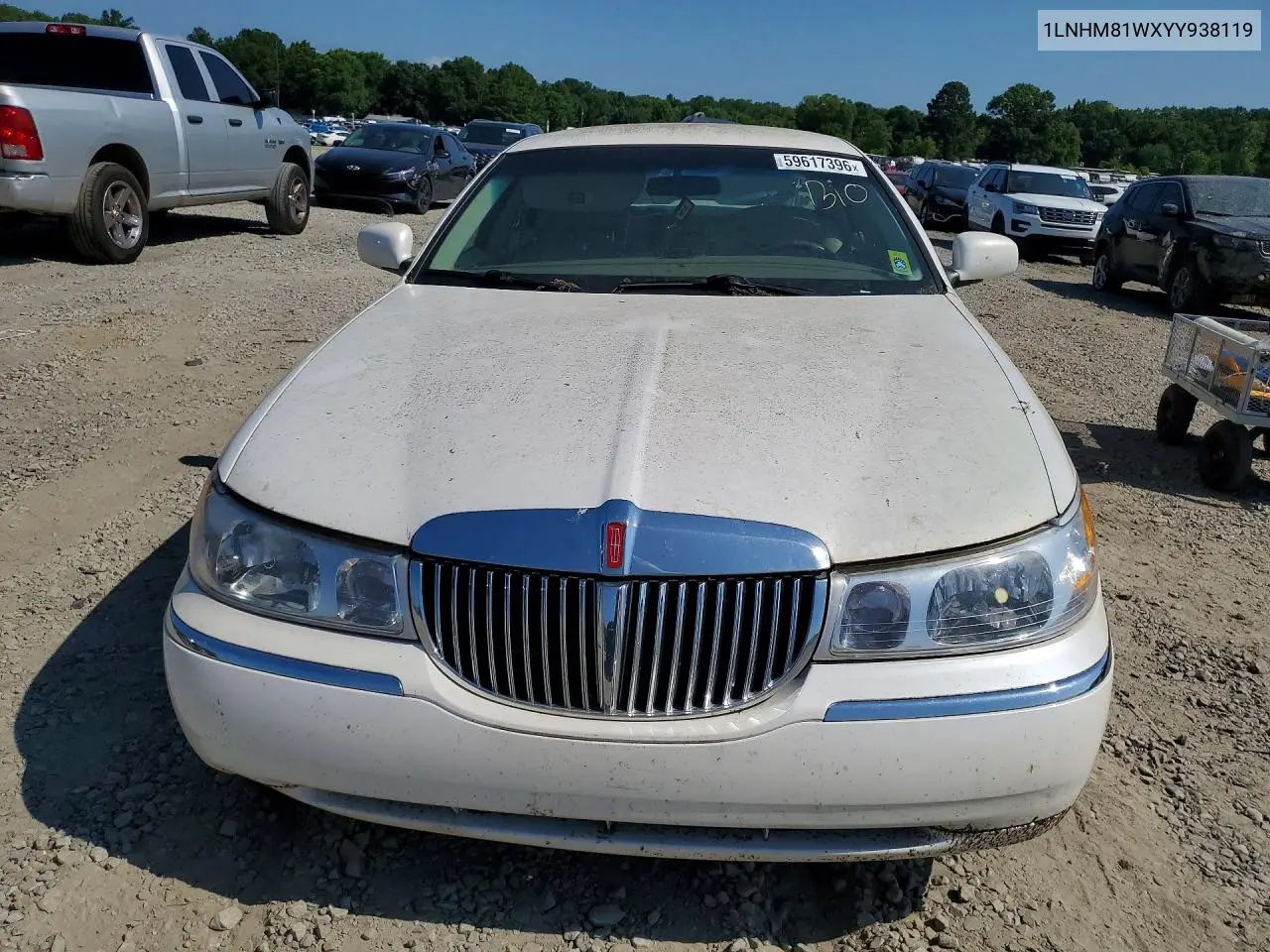 2000 Lincoln Town Car Executive VIN: 1LNHM81WXYY938119 Lot: 59617396