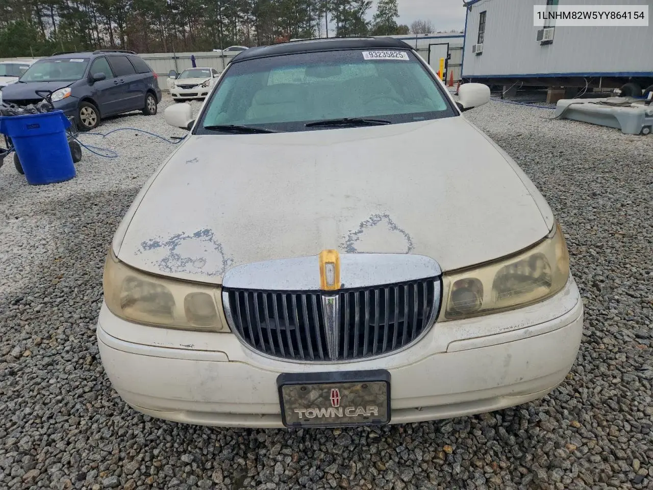1LNHM82W5YY864154 2000 Lincoln Town Car Signature