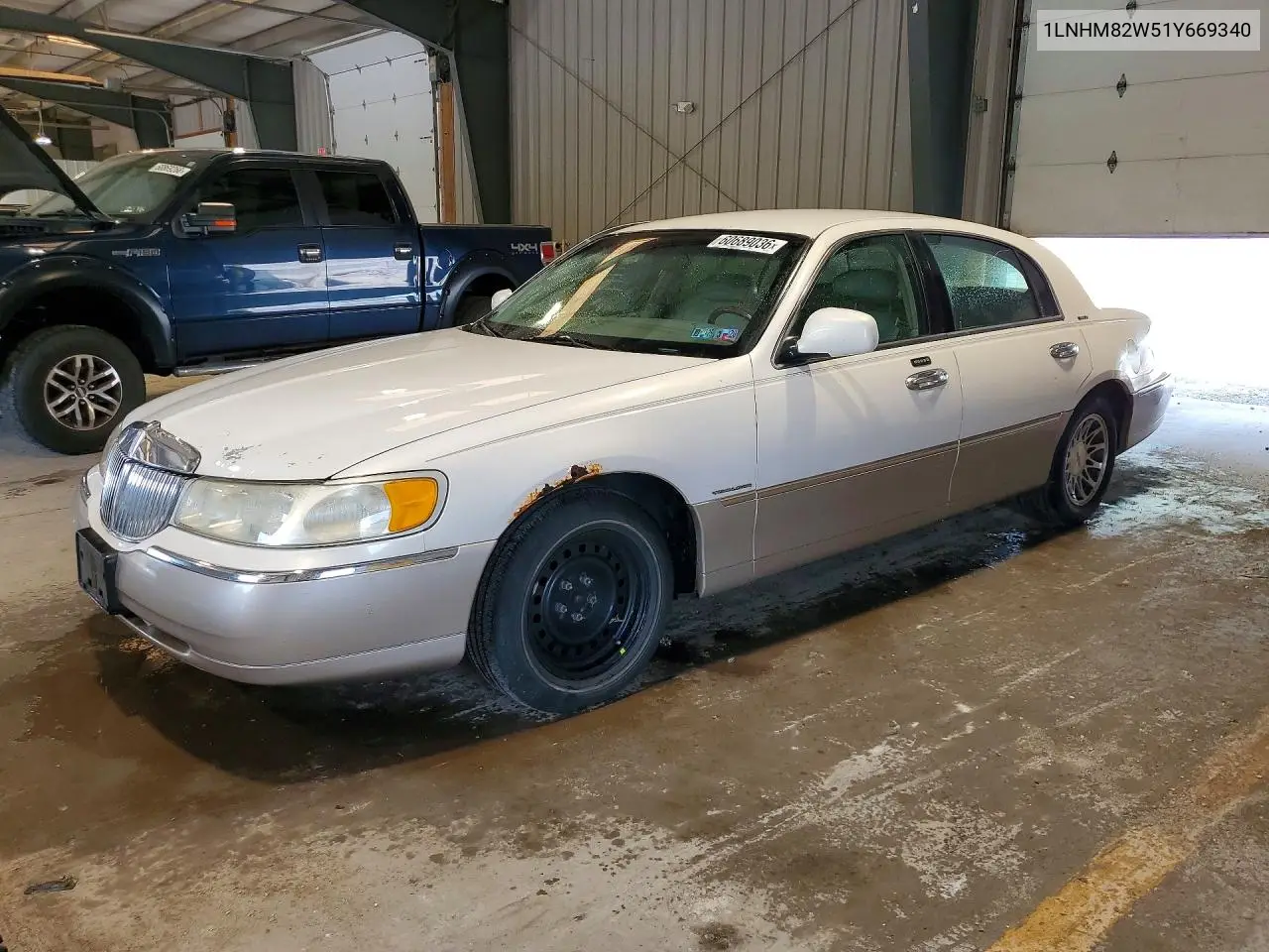 2001 Lincoln Town Car Signature VIN: 1LNHM82W51Y669340 Lot: 60689036