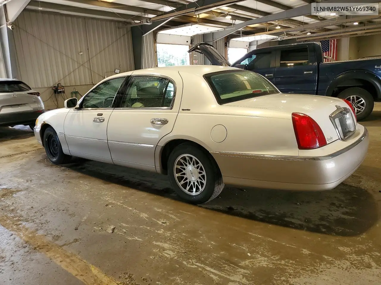 2001 Lincoln Town Car Signature VIN: 1LNHM82W51Y669340 Lot: 60689036
