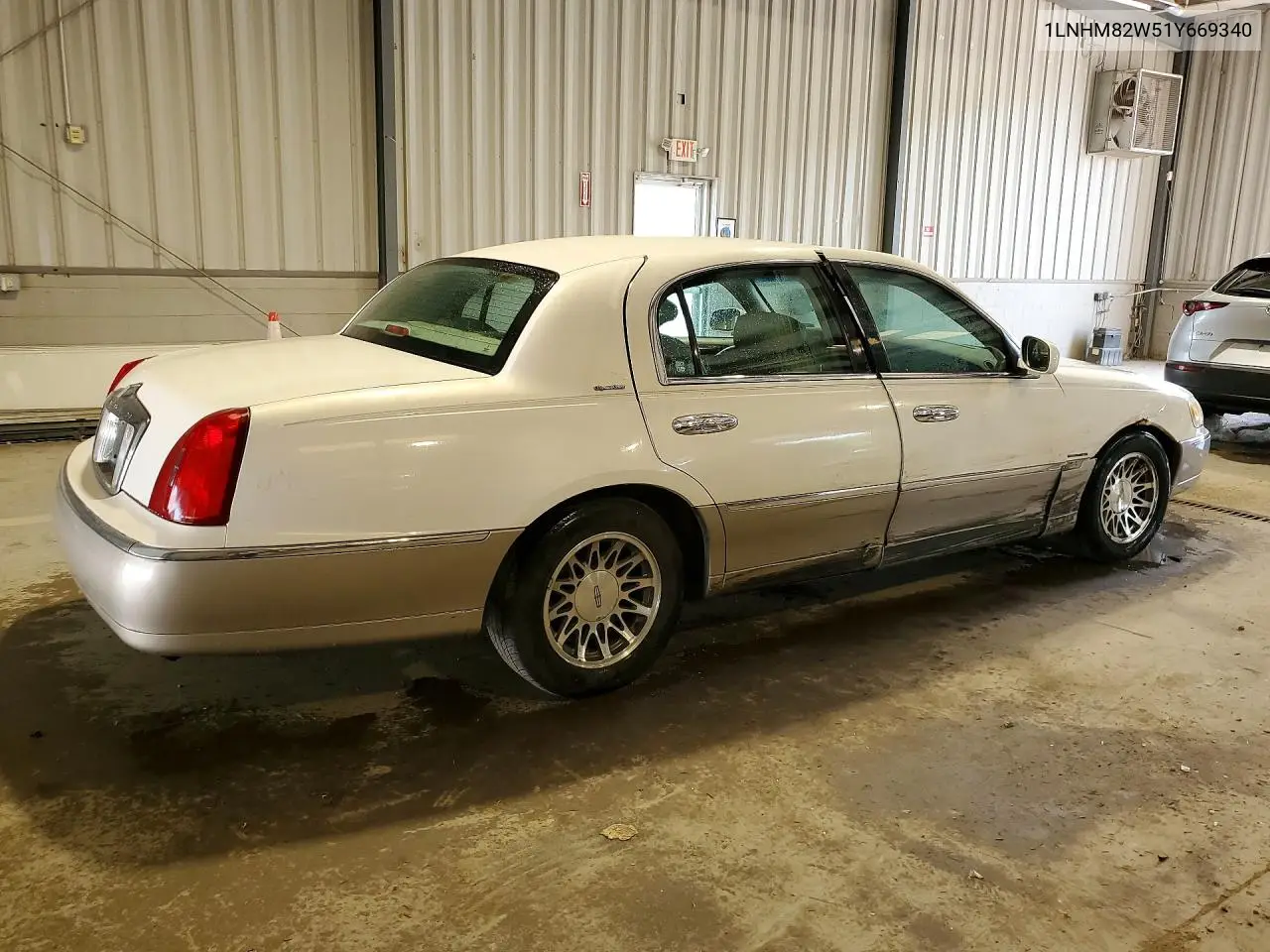 2001 Lincoln Town Car Signature VIN: 1LNHM82W51Y669340 Lot: 60689036