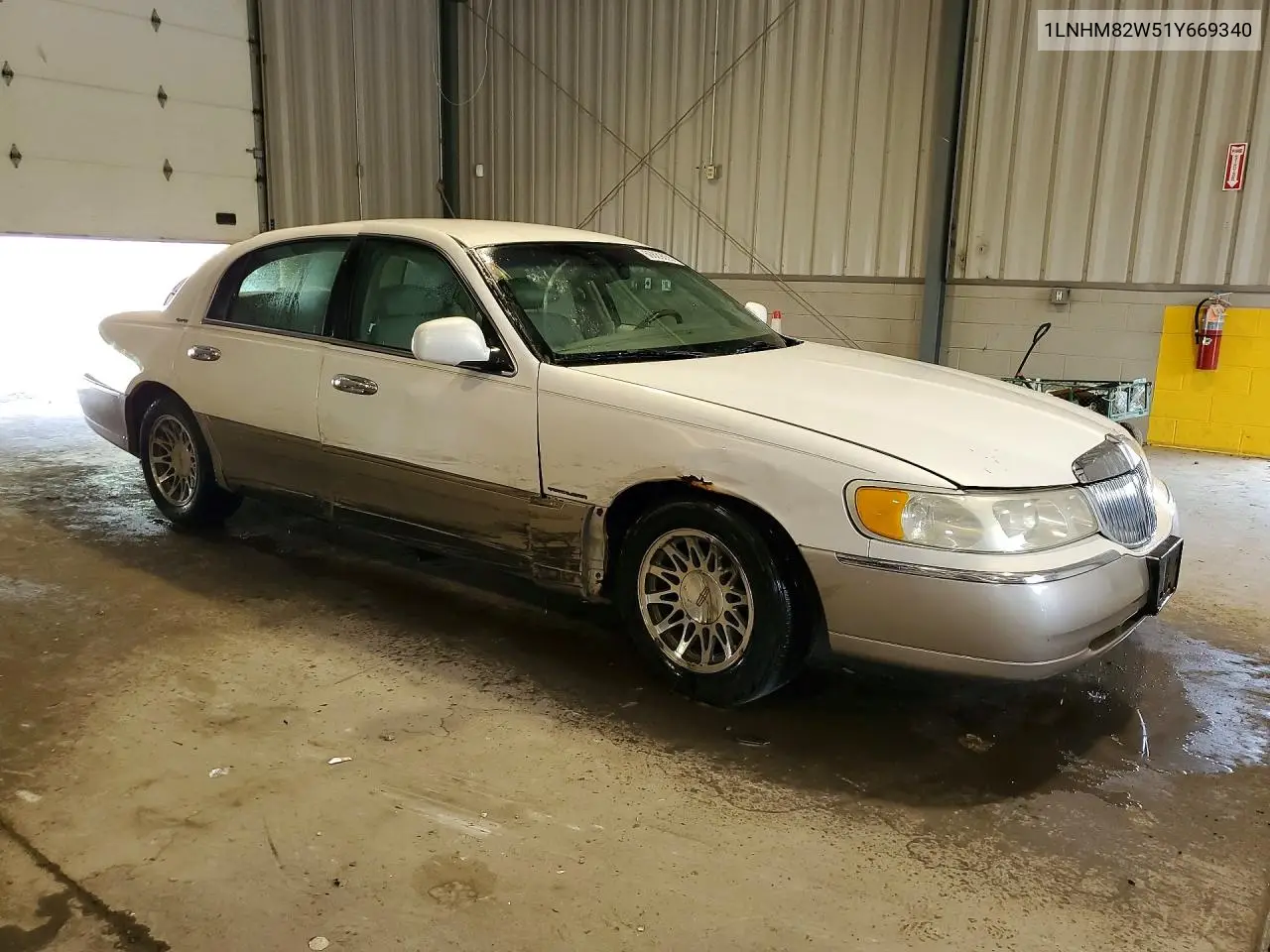 2001 Lincoln Town Car Signature VIN: 1LNHM82W51Y669340 Lot: 60689036