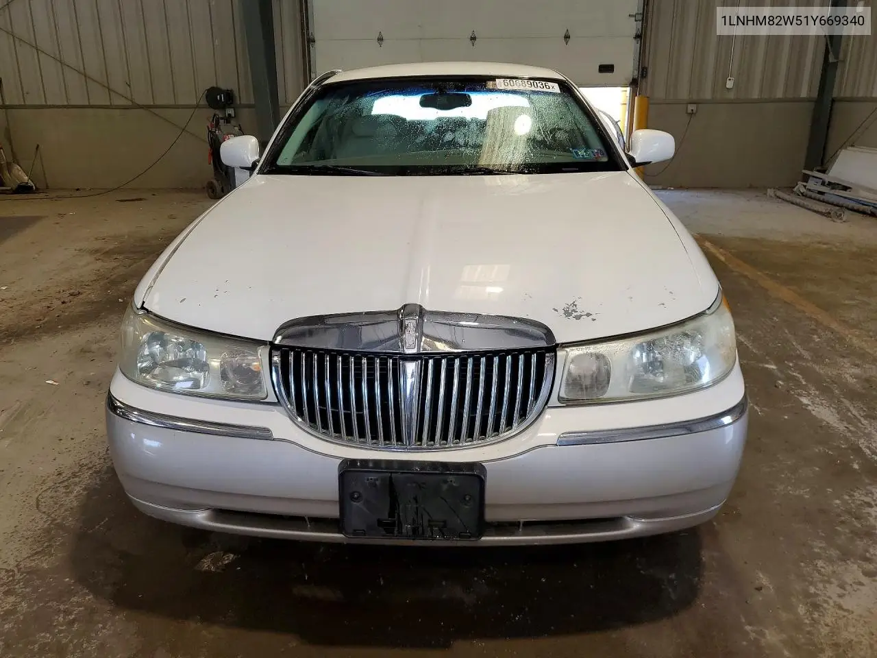 2001 Lincoln Town Car Signature VIN: 1LNHM82W51Y669340 Lot: 60689036