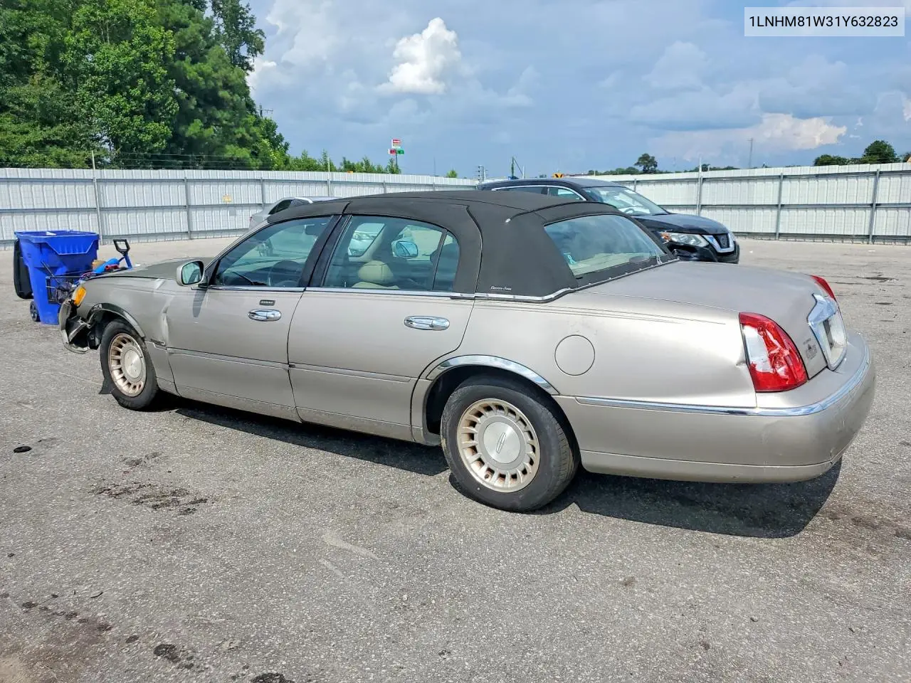 2001 Lincoln Town Car Executive VIN: 1LNHM81W31Y632823 Lot: 61882896