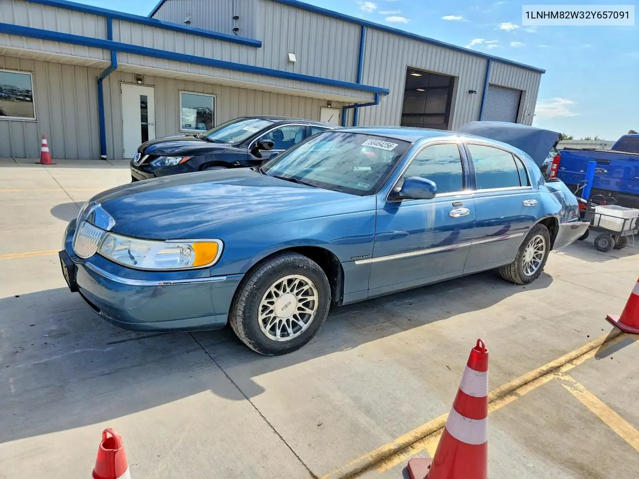 2002 Lincoln Town Car Signature VIN: 1LNHM82W32Y657091 Lot: 58464256