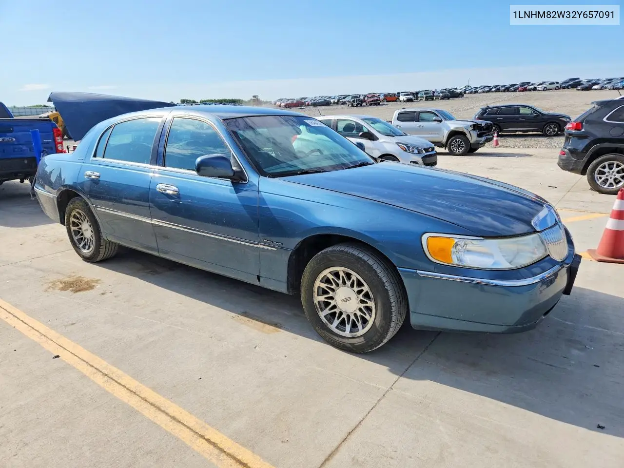 2002 Lincoln Town Car Signature VIN: 1LNHM82W32Y657091 Lot: 58464256