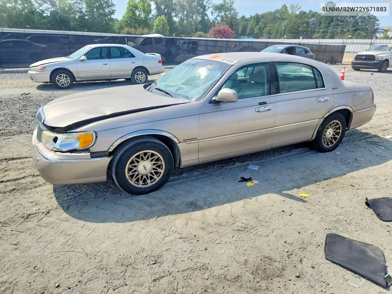 2002 Lincoln Town Car Signature VIN: 1LNHM82W72Y671883 Lot: 59814646
