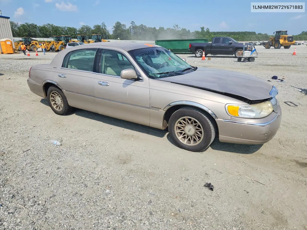 2002 Lincoln Town Car Signature VIN: 1LNHM82W72Y671883 Lot: 59814646