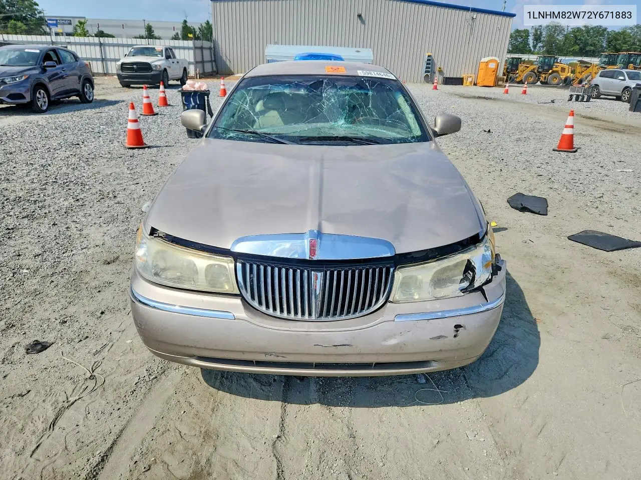 2002 Lincoln Town Car Signature VIN: 1LNHM82W72Y671883 Lot: 59814646