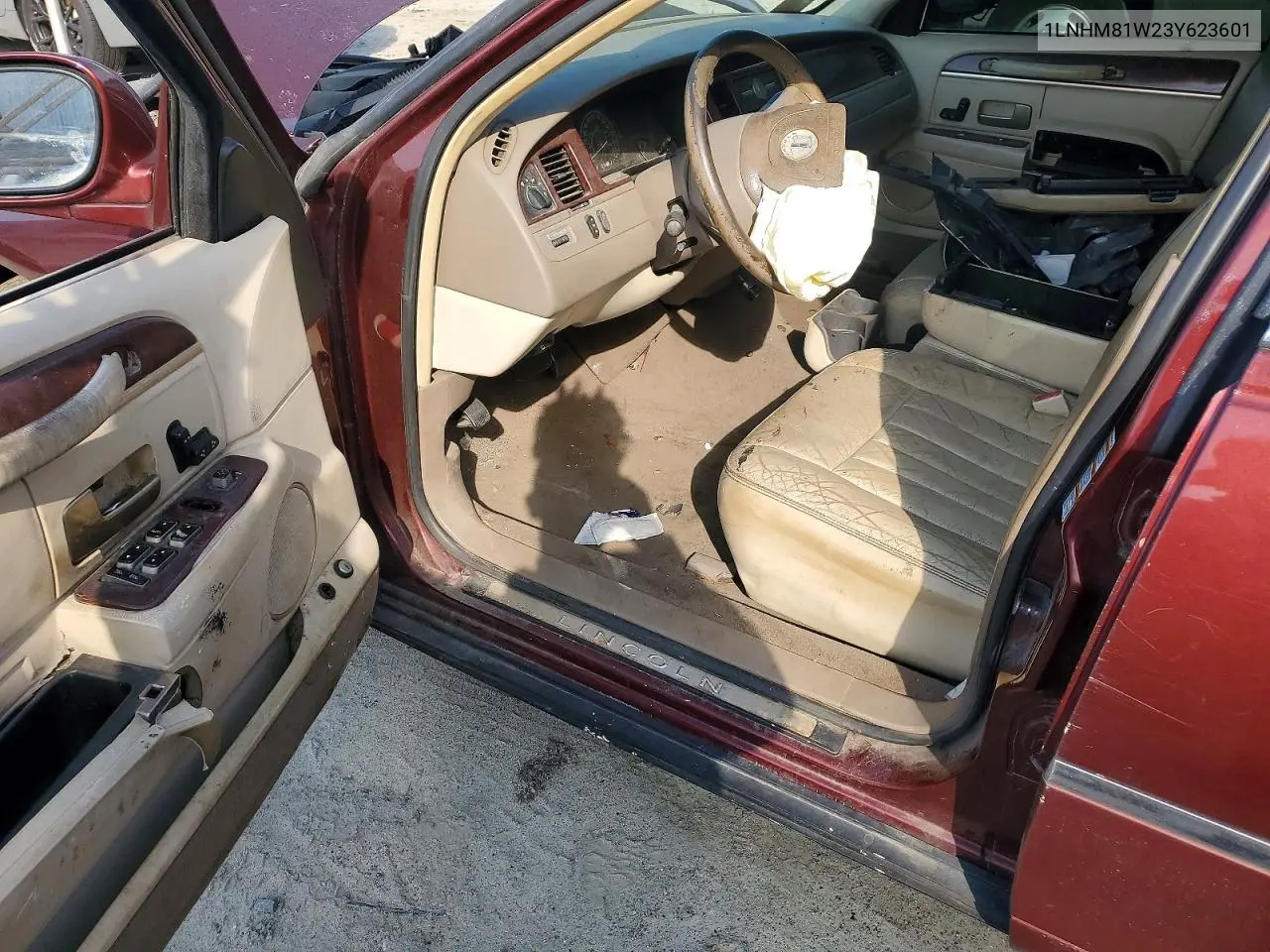 2003 Lincoln Town Car Executive VIN: 1LNHM81W23Y623601 Lot: 55693086