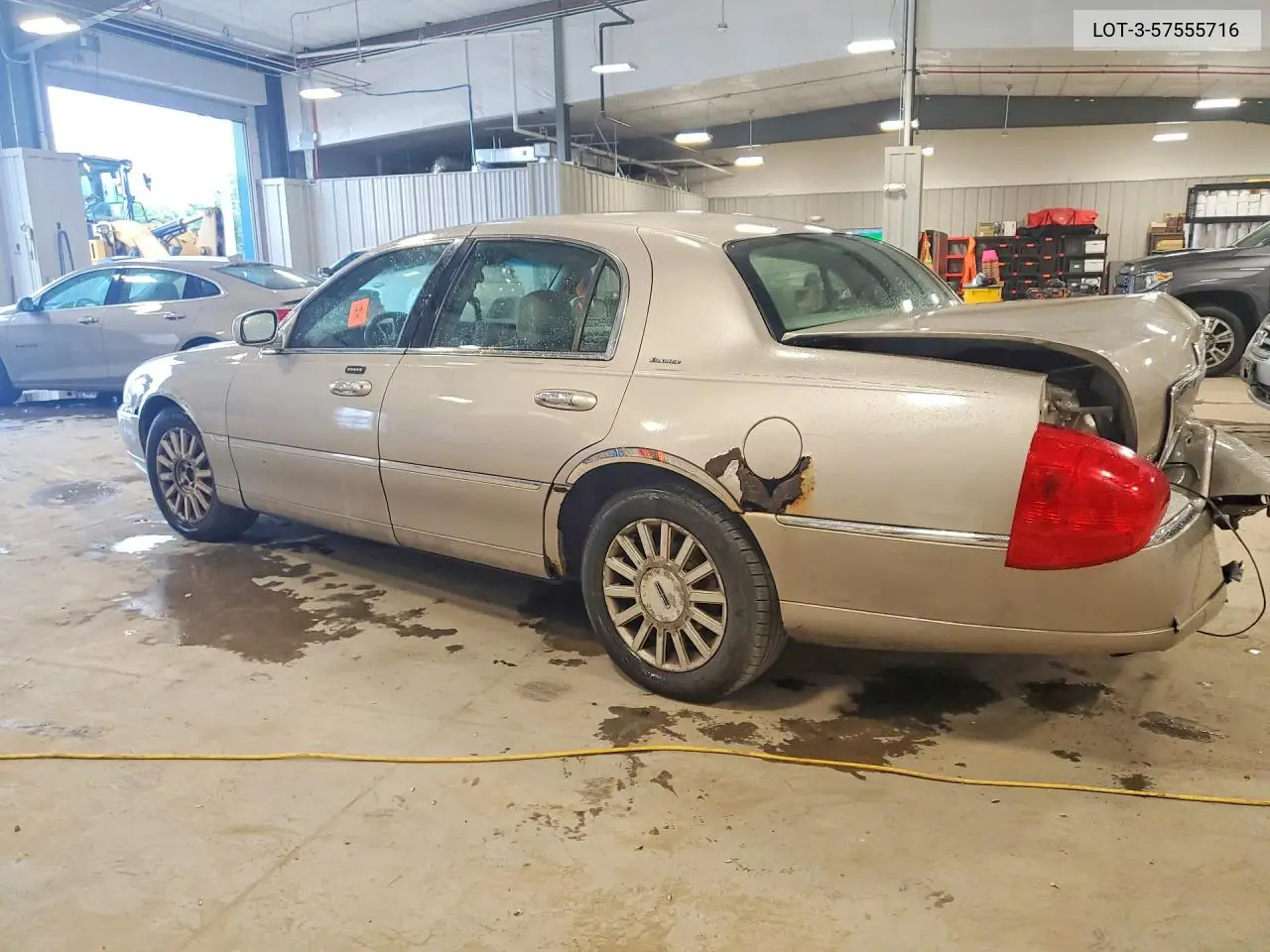 2003 Lincoln Towncar VIN: LOT-3-57555716 Lot: 57555716