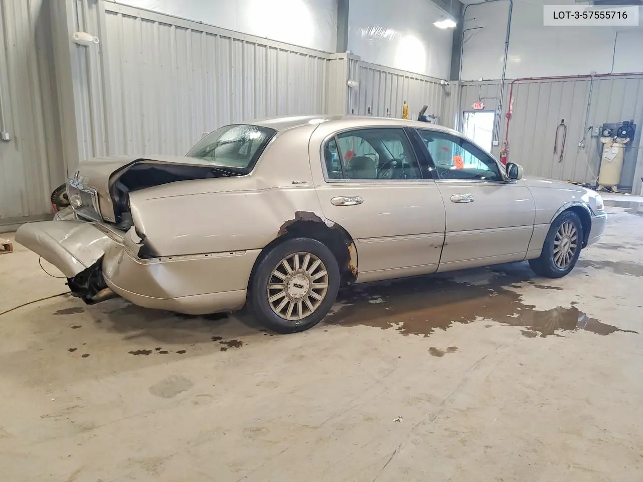 2003 Lincoln Towncar VIN: LOT-3-57555716 Lot: 57555716