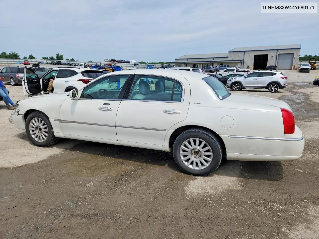 2004 Lincoln Town Car Ultimate VIN: 1LNHM83W44Y680171 Lot: 54993966