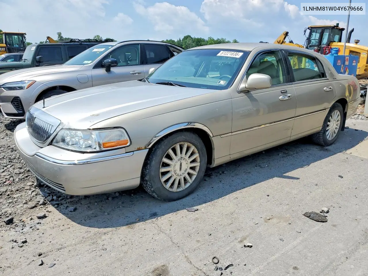2004 Lincoln Town Car Executive VIN: 1LNHM81W04Y679666 Lot: 61221836