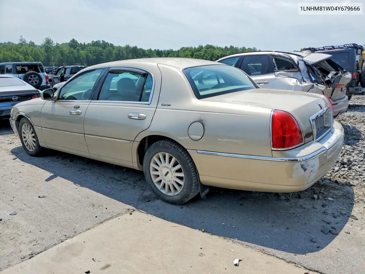 2004 Lincoln Town Car Executive VIN: 1LNHM81W04Y679666 Lot: 61221836