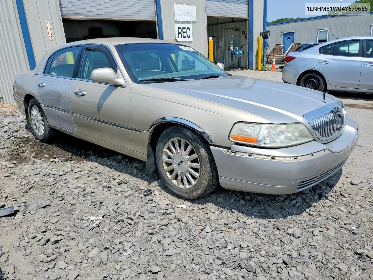 2004 Lincoln Town Car Executive VIN: 1LNHM81W04Y679666 Lot: 61221836