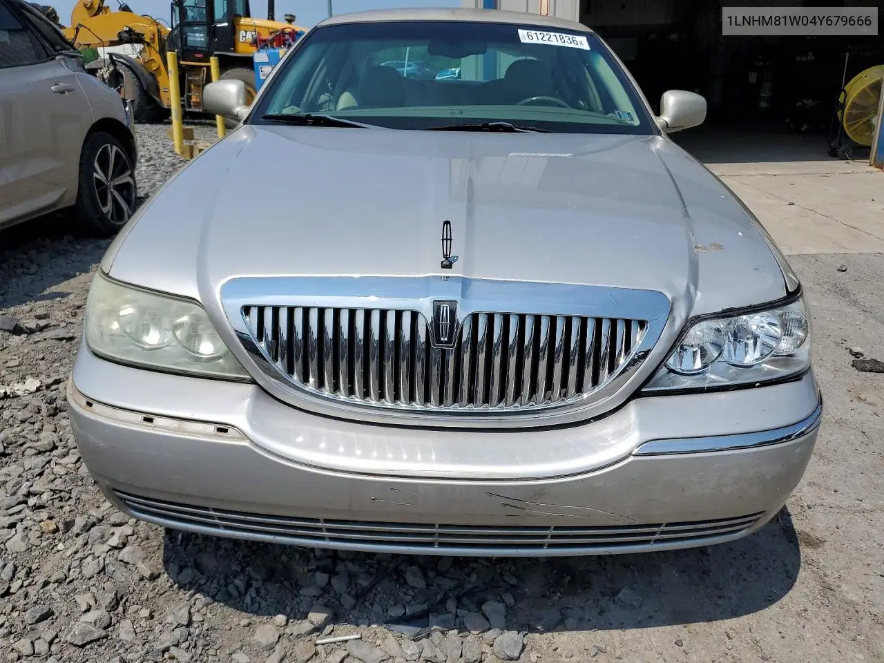 2004 Lincoln Town Car Executive VIN: 1LNHM81W04Y679666 Lot: 61221836