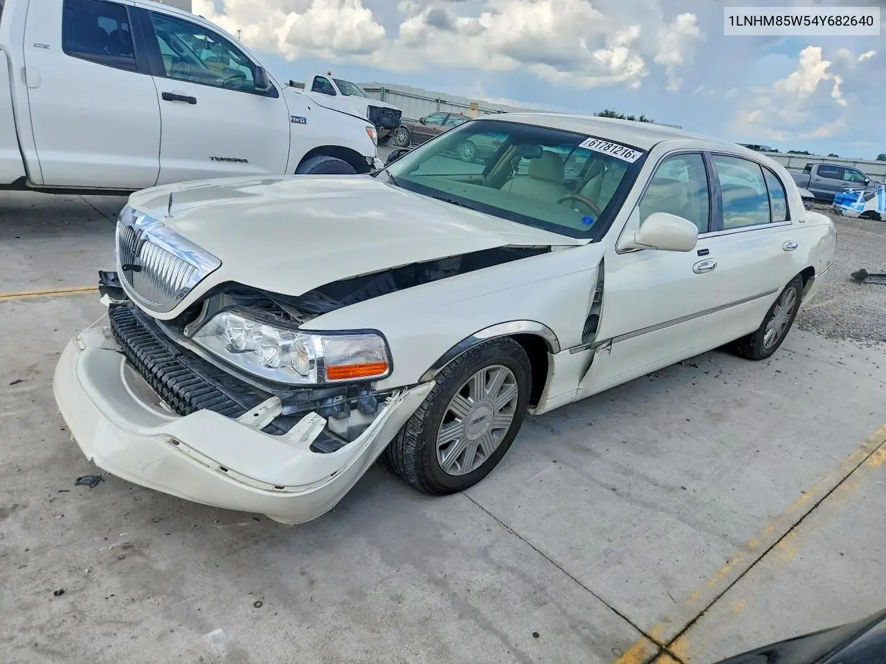 2004 Lincoln Town Car Ultimate Long Wheelbase VIN: 1LNHM85W54Y682640 Lot: 61781216