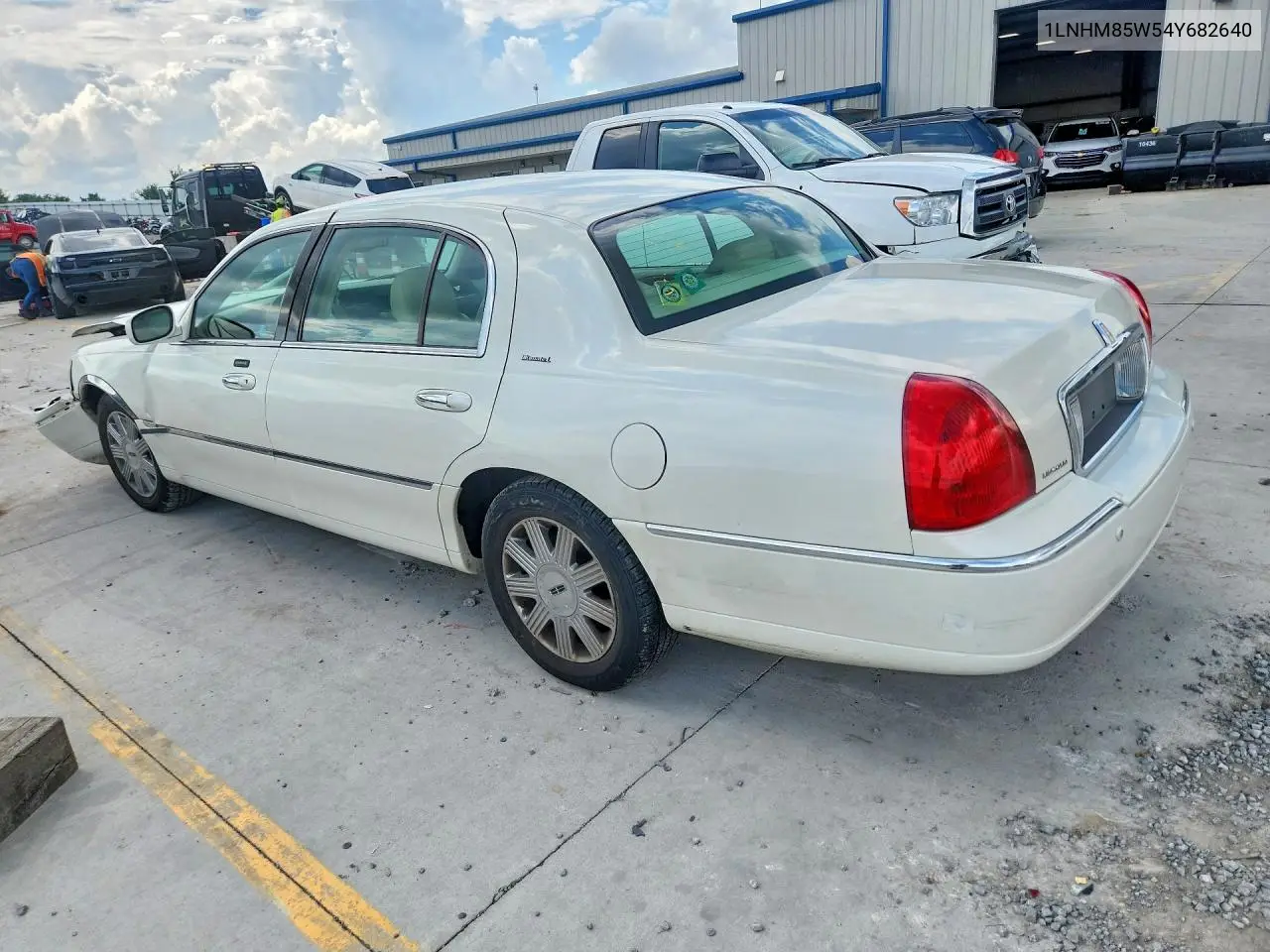 2004 Lincoln Town Car Ultimate Long Wheelbase VIN: 1LNHM85W54Y682640 Lot: 61781216