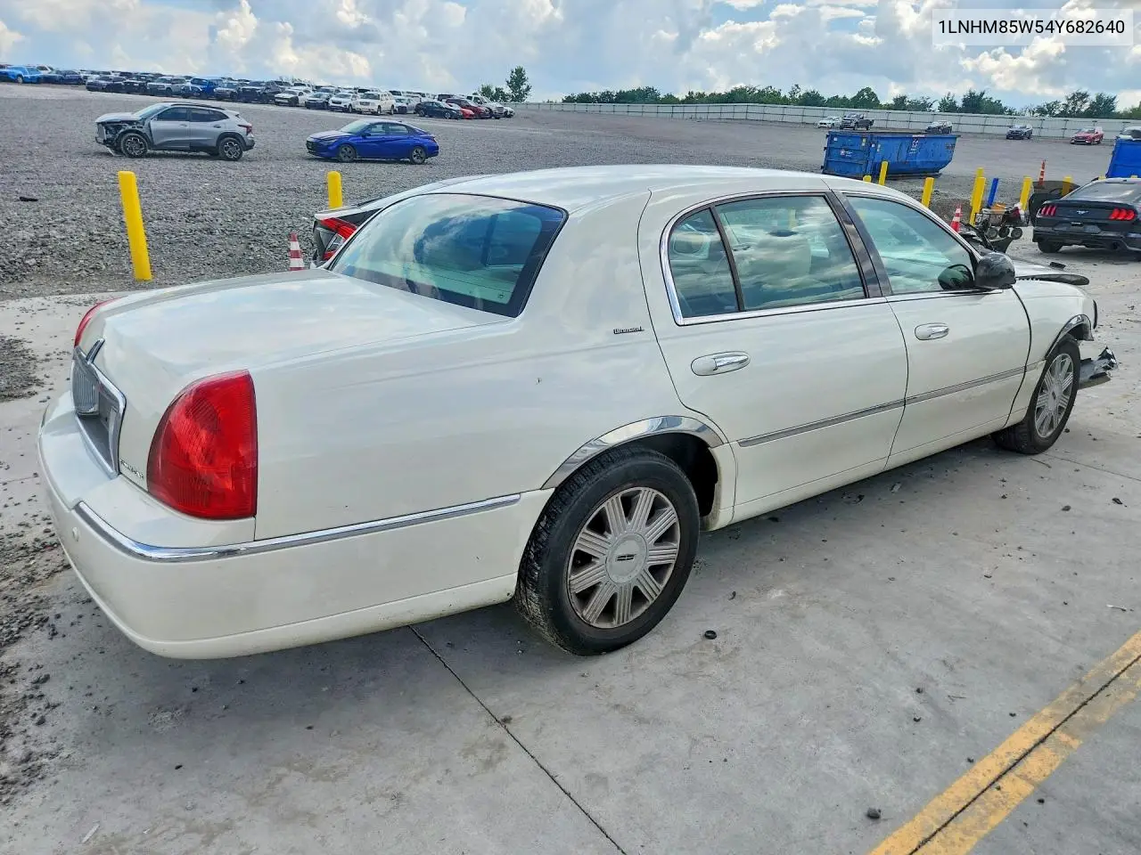 2004 Lincoln Town Car Ultimate Long Wheelbase VIN: 1LNHM85W54Y682640 Lot: 61781216