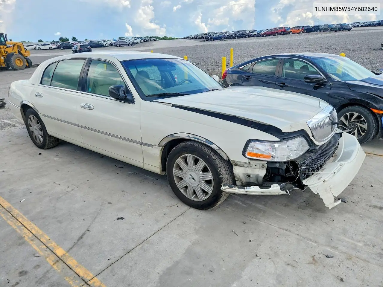 2004 Lincoln Town Car Ultimate Long Wheelbase VIN: 1LNHM85W54Y682640 Lot: 61781216