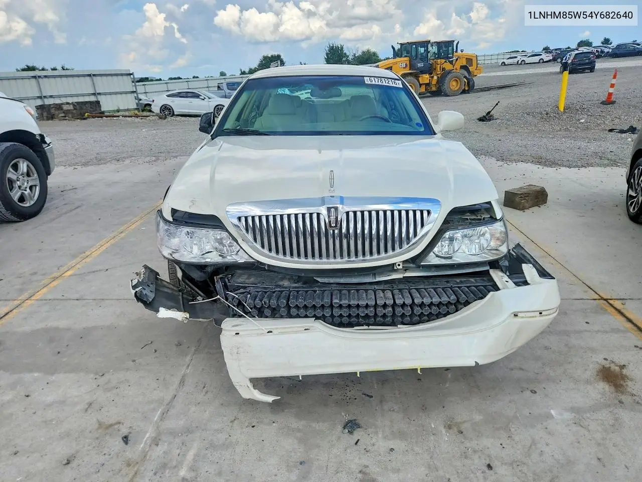 2004 Lincoln Town Car Ultimate Long Wheelbase VIN: 1LNHM85W54Y682640 Lot: 61781216