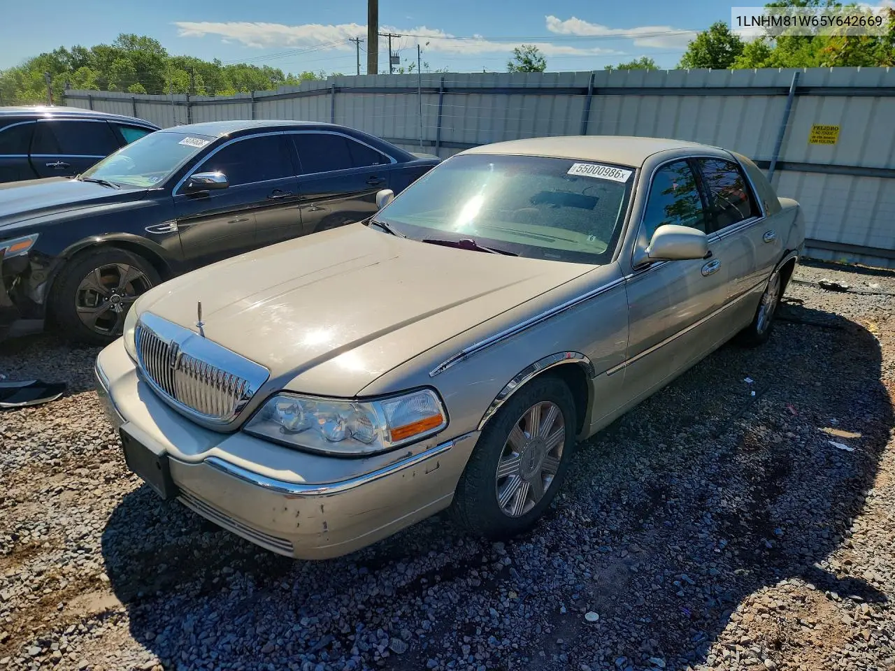 2005 Lincoln Town Car Signature VIN: 1LNHM81W65Y642669 Lot: 55000986