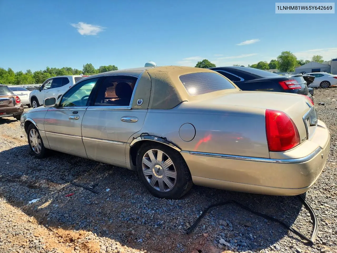 2005 Lincoln Town Car Signature VIN: 1LNHM81W65Y642669 Lot: 55000986