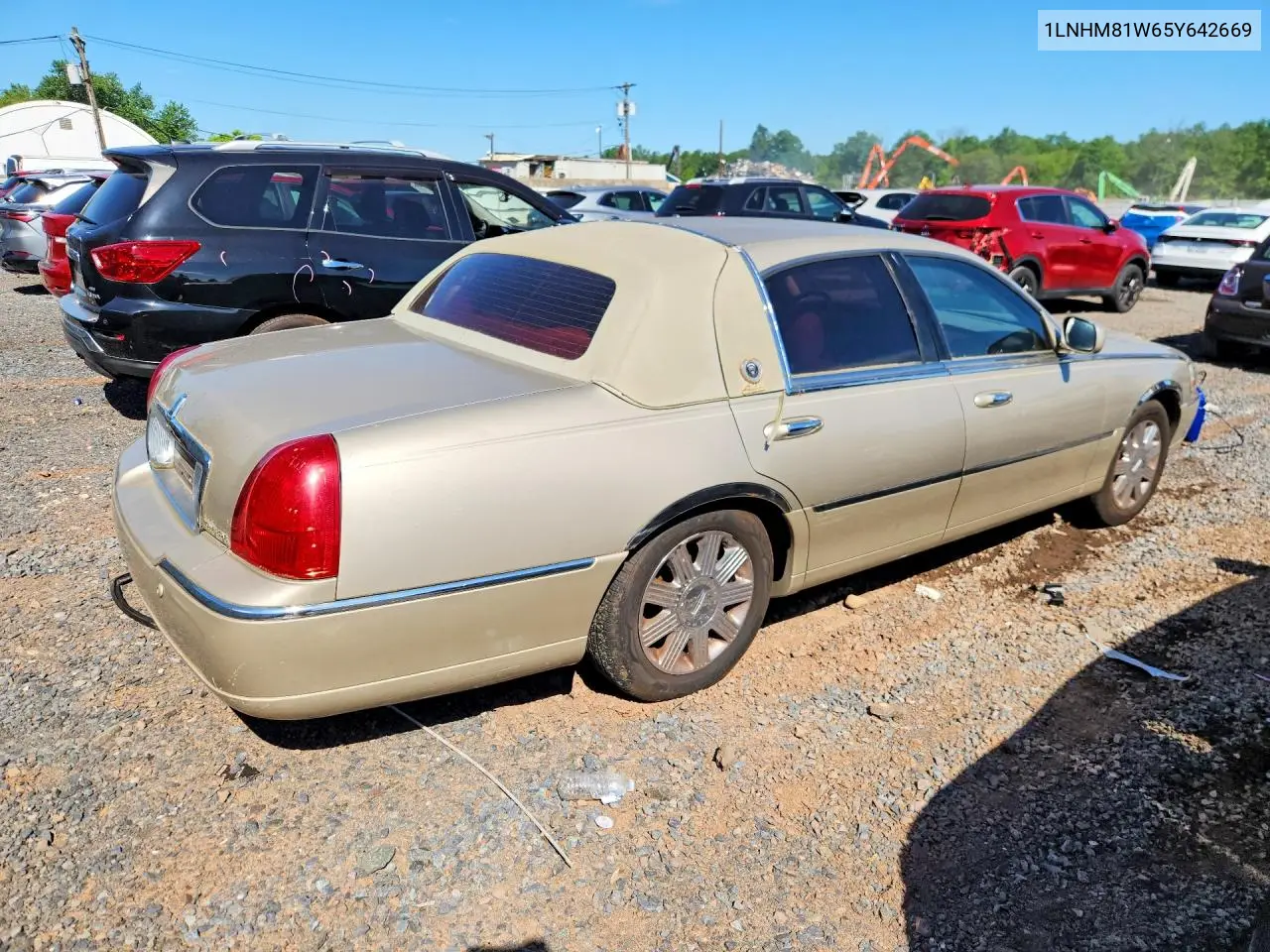 2005 Lincoln Town Car Signature VIN: 1LNHM81W65Y642669 Lot: 55000986