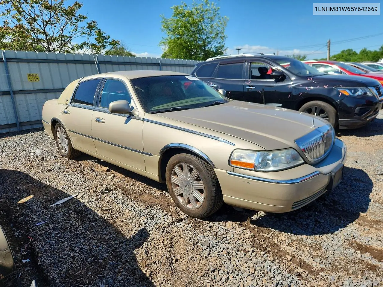 2005 Lincoln Town Car Signature VIN: 1LNHM81W65Y642669 Lot: 55000986
