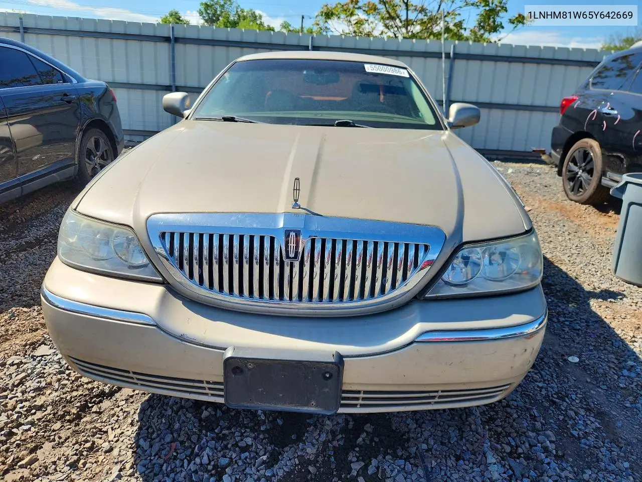 2005 Lincoln Town Car Signature VIN: 1LNHM81W65Y642669 Lot: 55000986