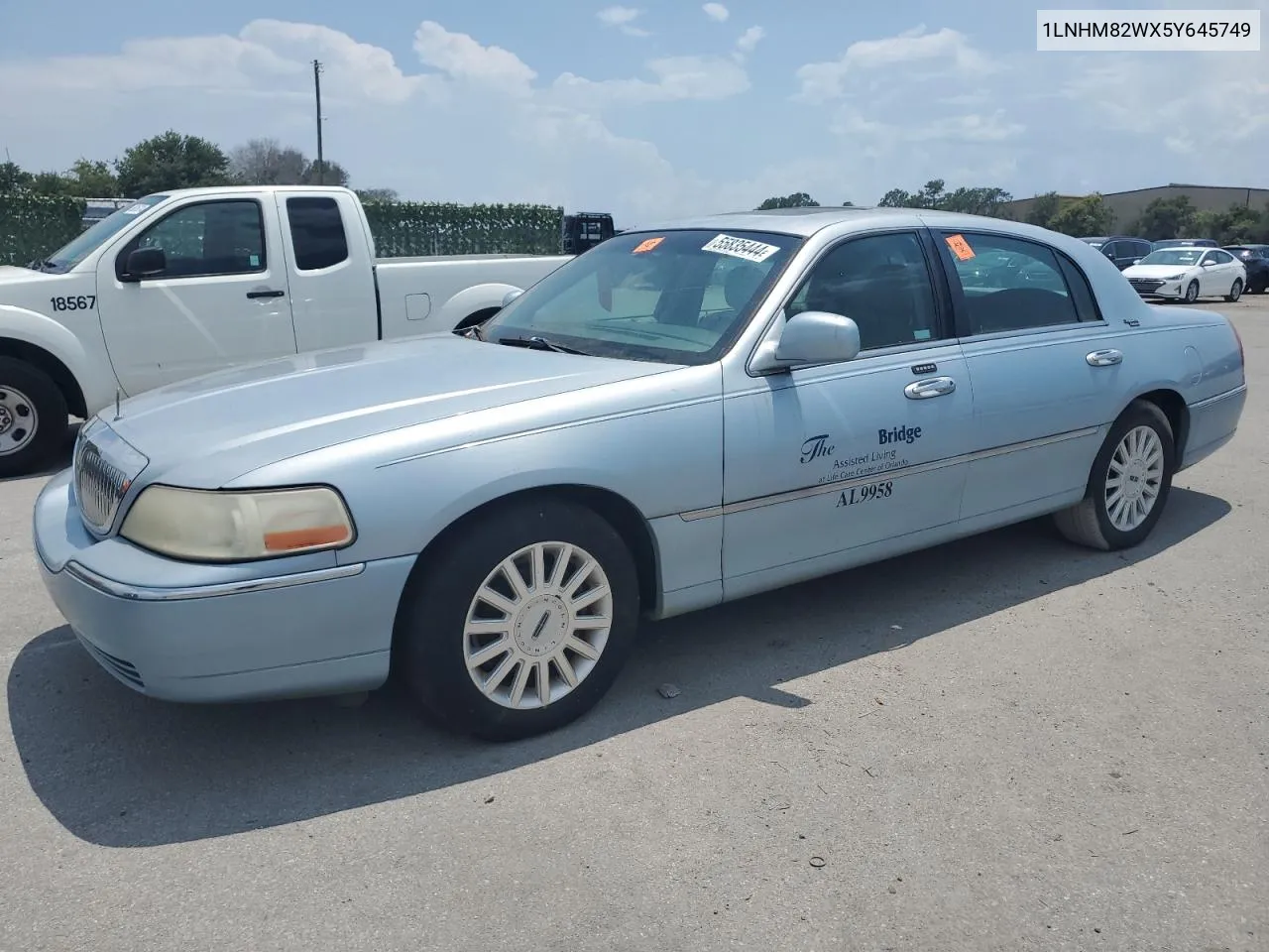 2005 Lincoln Town Car Signature Limited