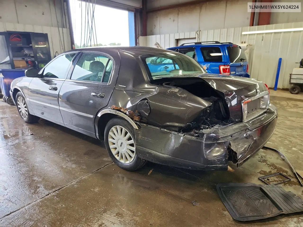 2005 Lincoln Town Car Signature VIN: 1LNHM81WX5Y624224 Lot: 56157476