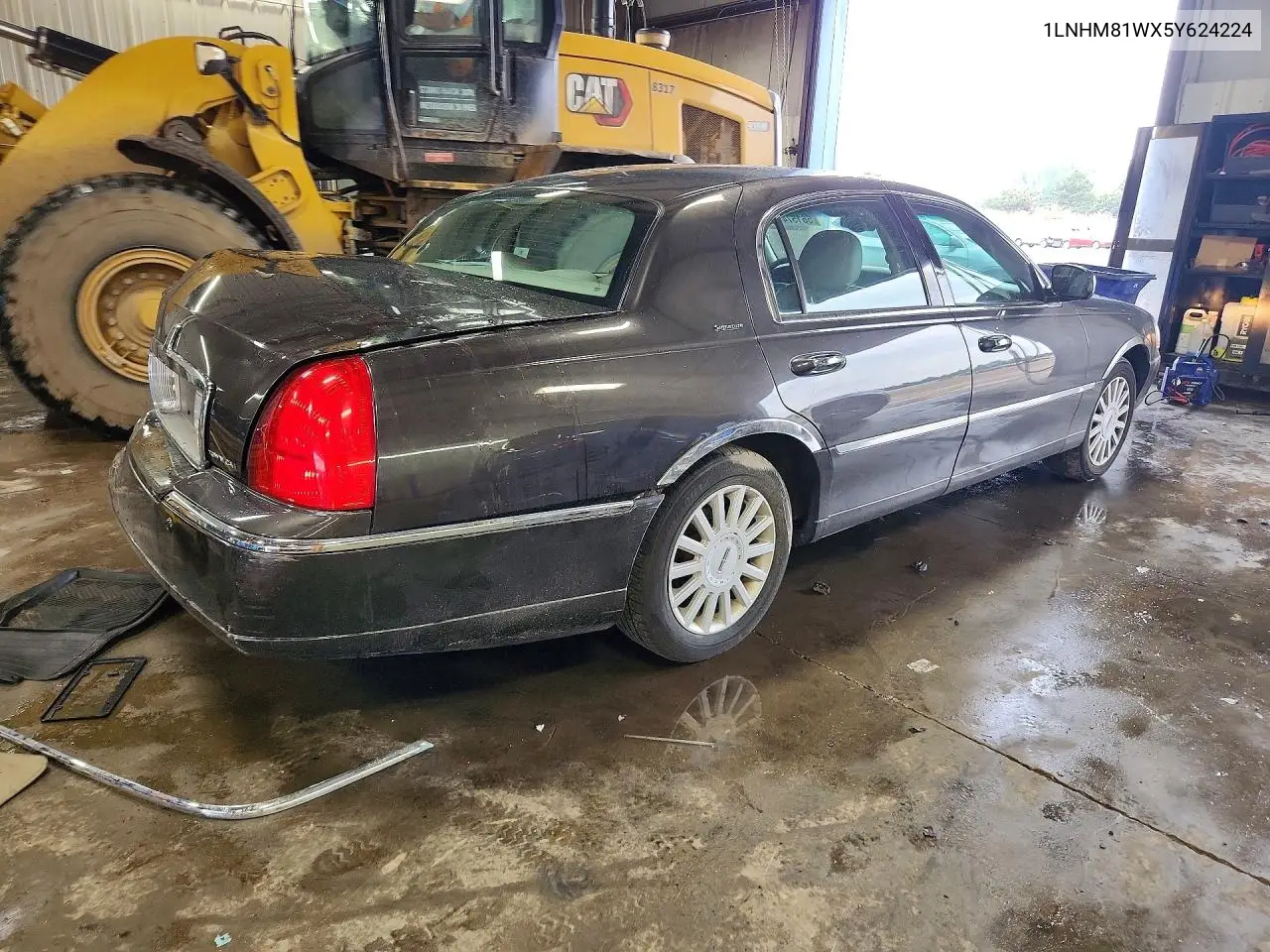 2005 Lincoln Town Car Signature VIN: 1LNHM81WX5Y624224 Lot: 56157476