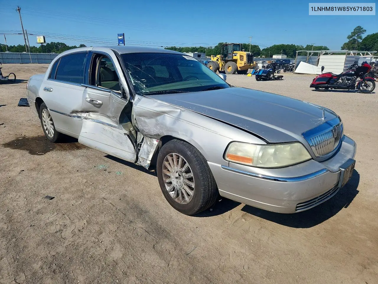 2005 Lincoln Town Car Signature VIN: 1LNHM81W85Y671803 Lot: 56656246