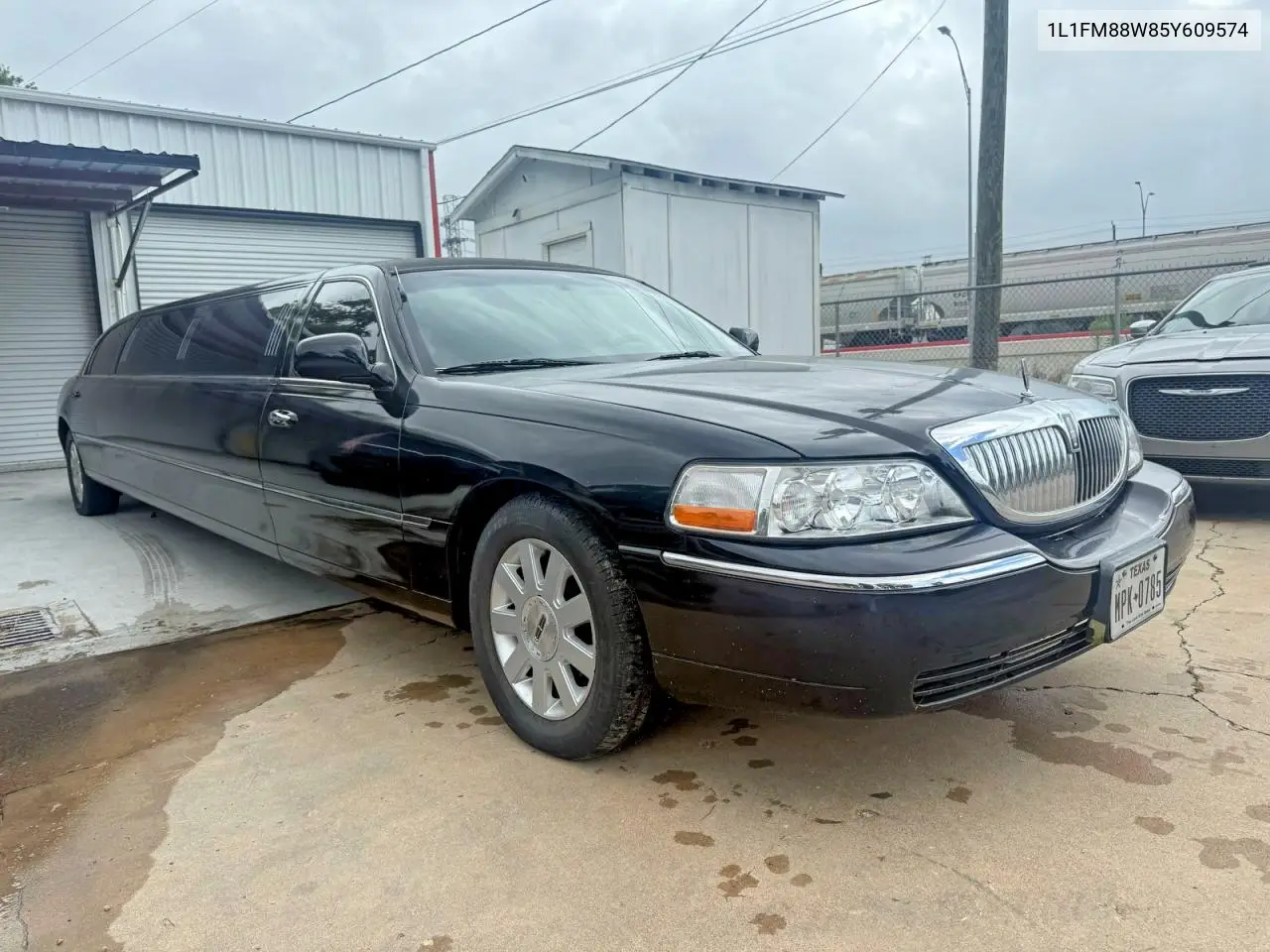 2005 Lincoln Town Car Executive VIN: 1L1FM88W85Y609574 Lot: 58337626